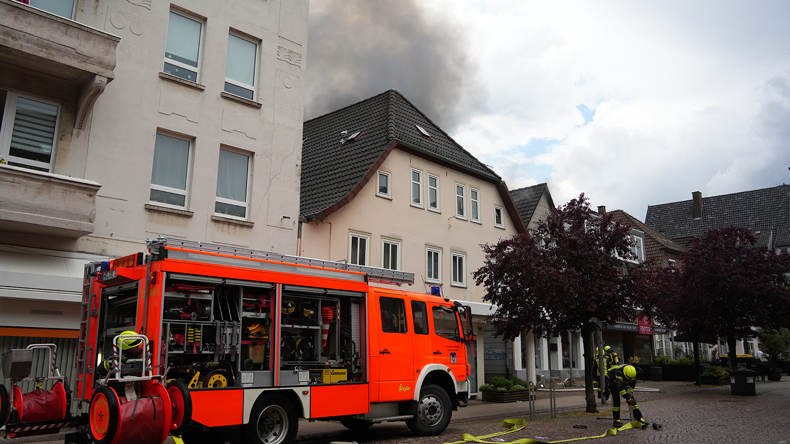 Dachstuhlbrand in Holzmindens Innenstadt: Feuerwehren verhindern Schlimmeres