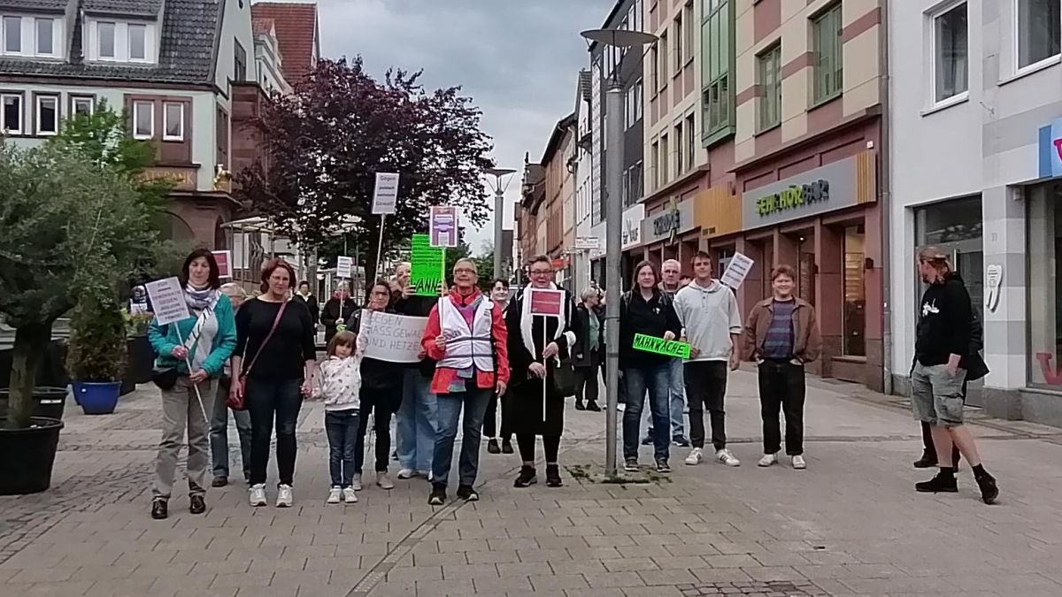 Solidarität in Holzminden: Mahnwache gegen Angriffe auf Politiker