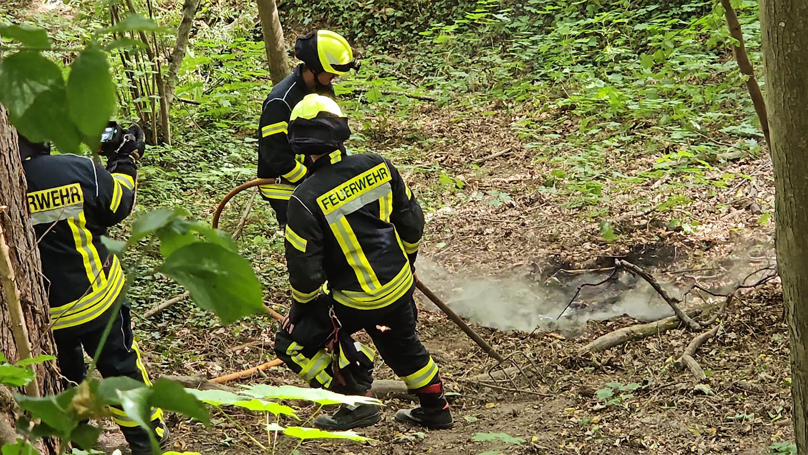 Grasfläche bei Spielplatz in Brand – Feuerwehr verhindert Ausbreitung