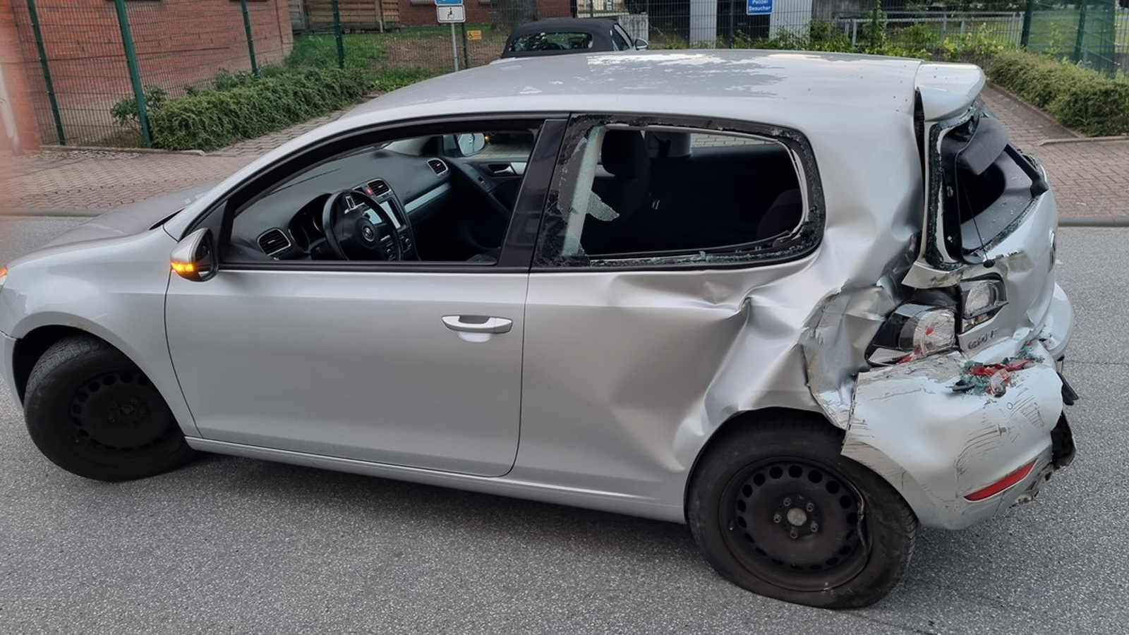 Alkoholfahrt in Holzminden: Frau verletzt Fußgänger und fährt gegen Polizeidienststelle