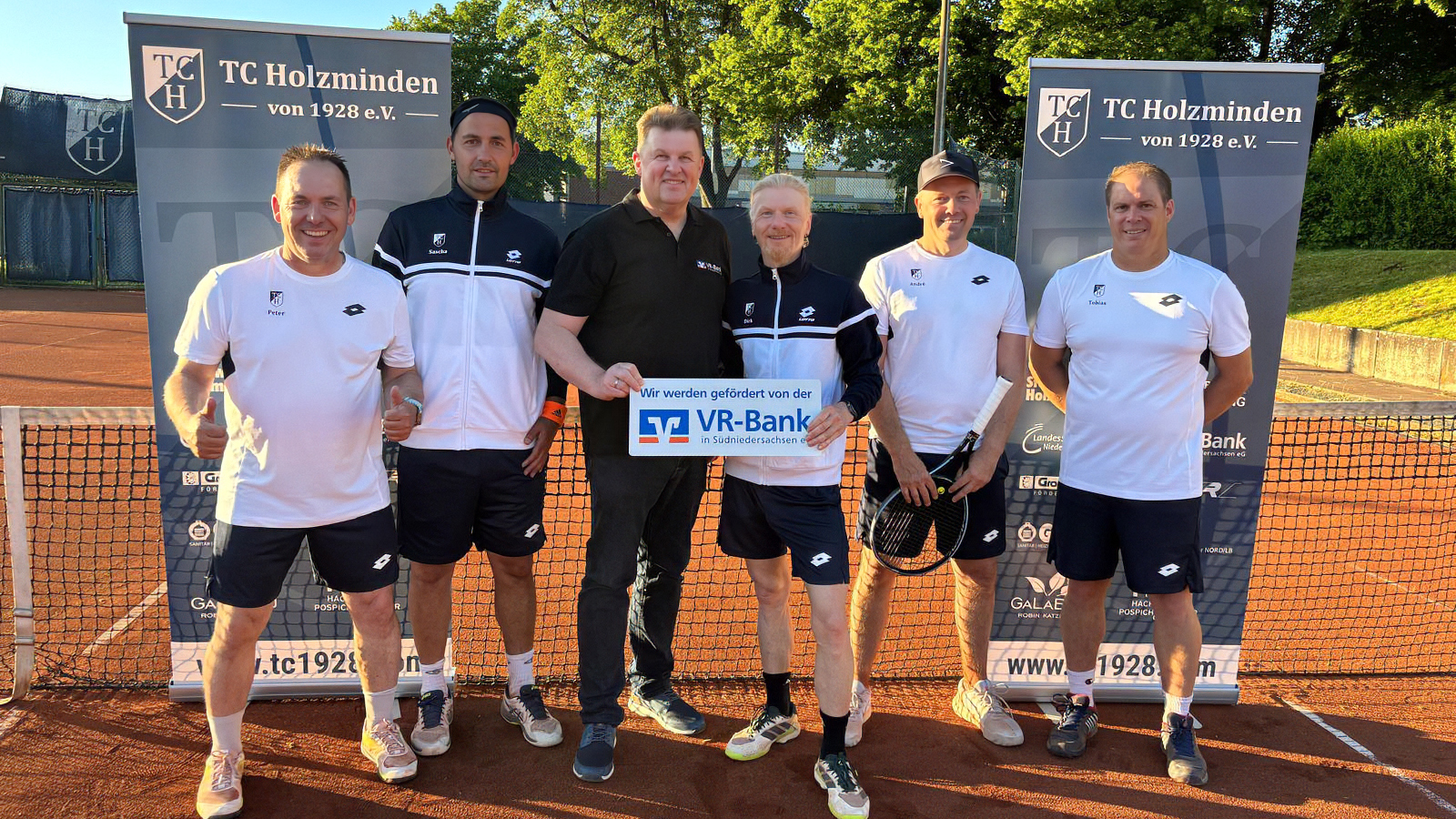 TC Holzminden Herren 40 feiern historischen Oberliga-Aufstieg und erhalten neue Teamkleidung