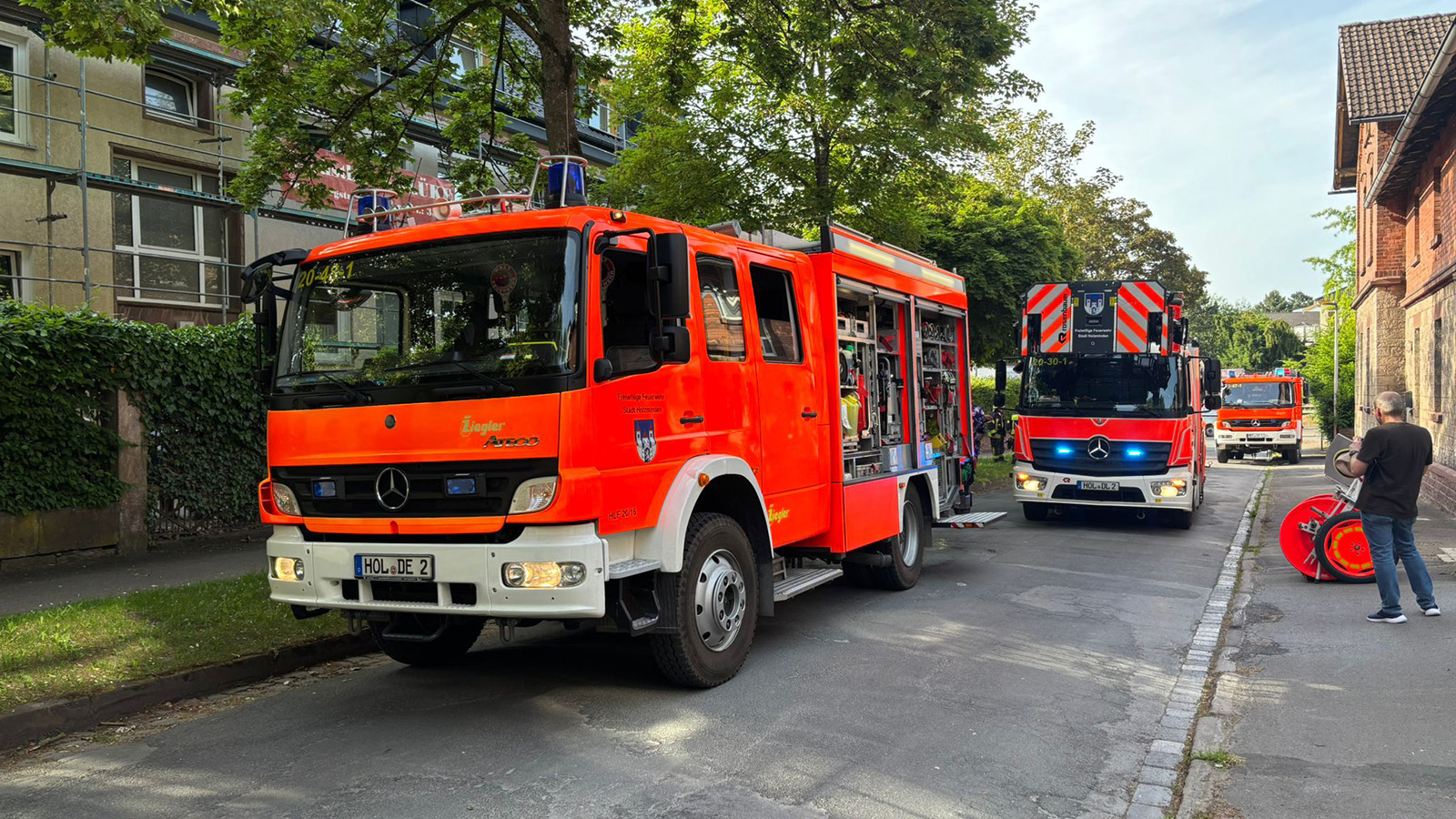 Heckenbrand, Fehlalarm, angebranntes Essen und umgestürzter Baum: Feuerwehr Holzminden mehrfach im Einsatz