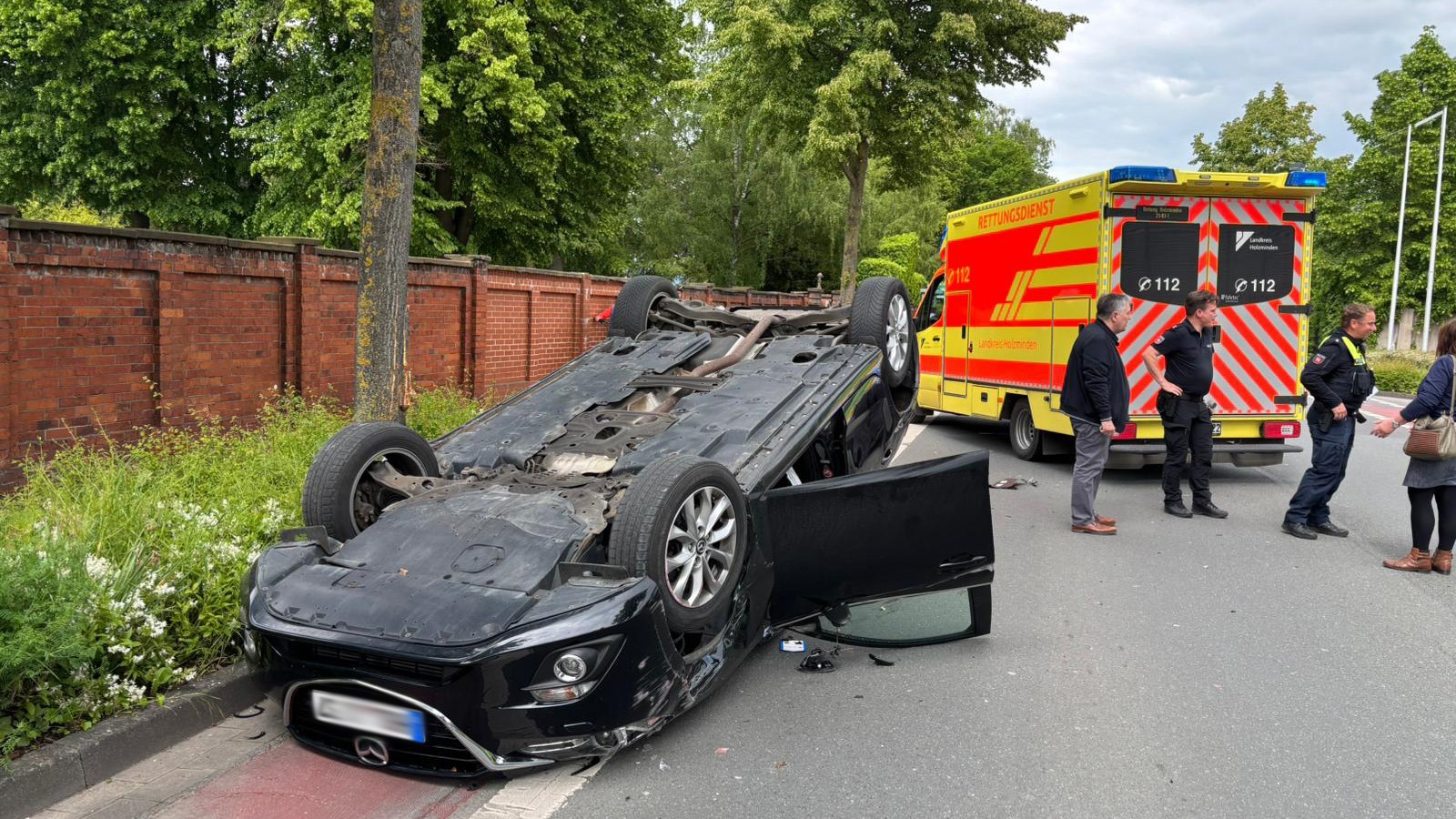 Große Sorge nach Alarmierung in Holzminden: Junge Fahrerin befreit sich aus überschlagenem Mazda