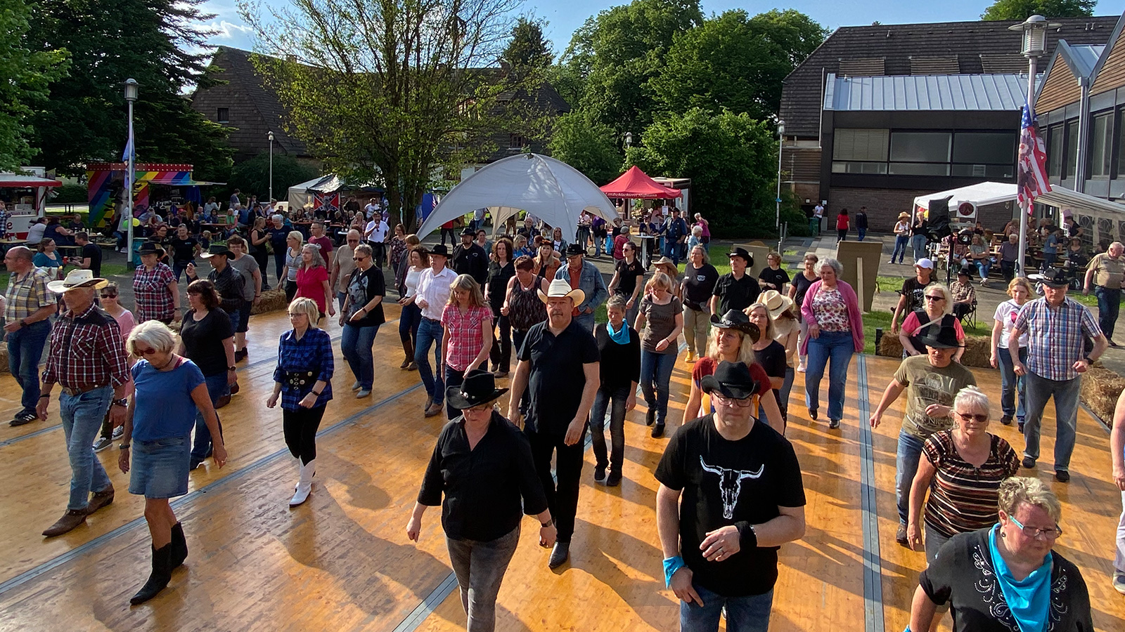 Wenn die Wölfe tanzen: Line Dance Treffen bringt Bewegung und Country-Stimmung nach Neuhaus