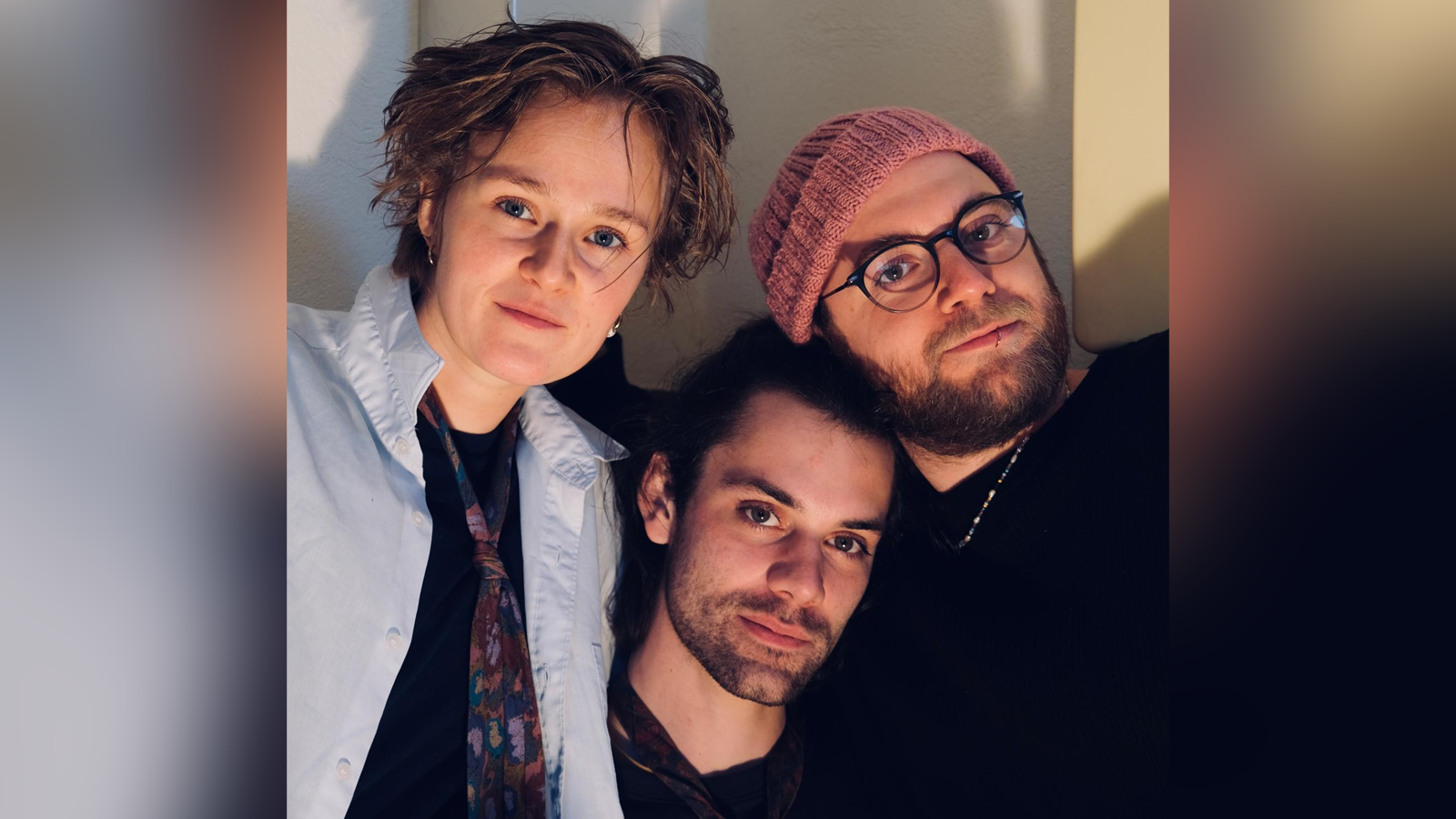 „Buchstabensuppe“ bringt Live-Hörspiel zum Aktionstag gegen Queerfeindlichkeit in die drehscheibe