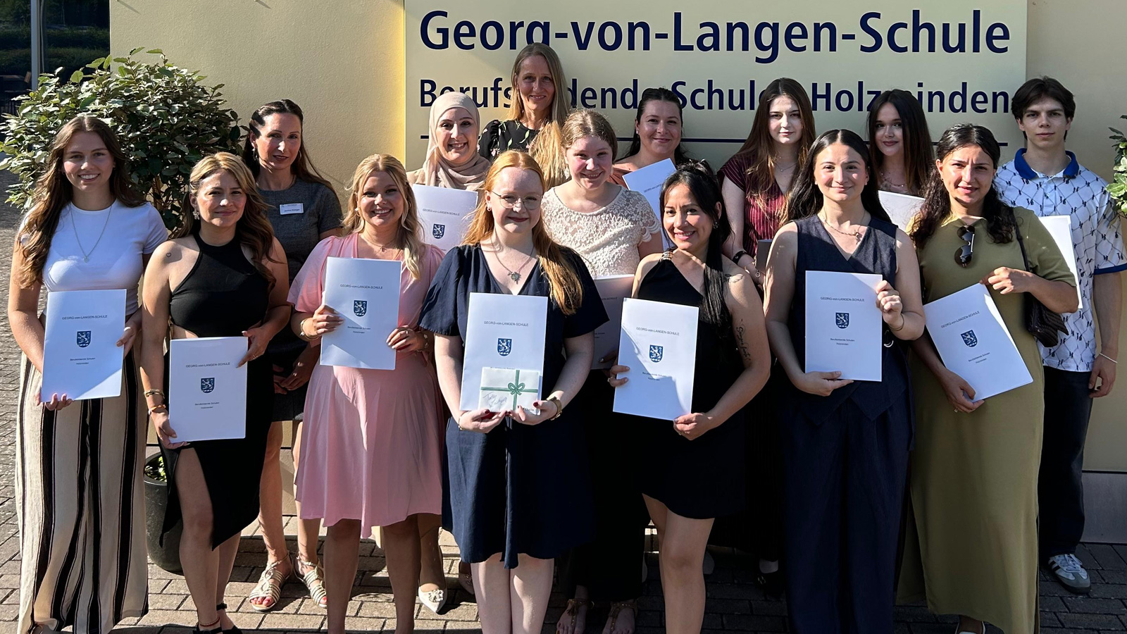 15 Staatlich anerkannte Sozialpädagogische Assistenten mit ihrer Klassenlehrerin Frau StRin Janina Rüdiger.