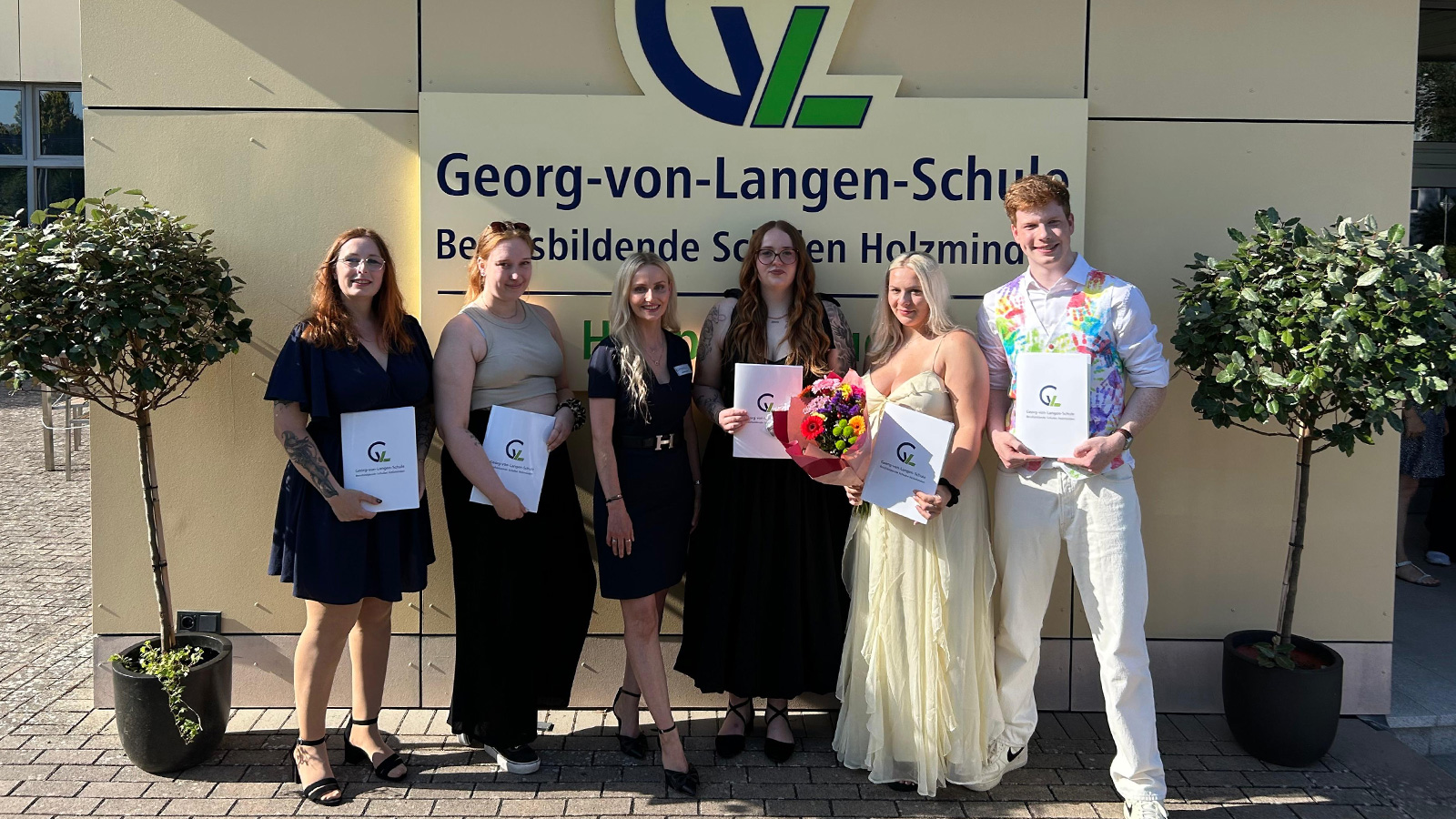 5 Staatlich anerkannte Erzieherinnen und Erzieher der Fachschule Sozialpädagogik (Vollzeit) mit ihrer Klassenlehrerin Frau L. i. A. Jasmin Weil.