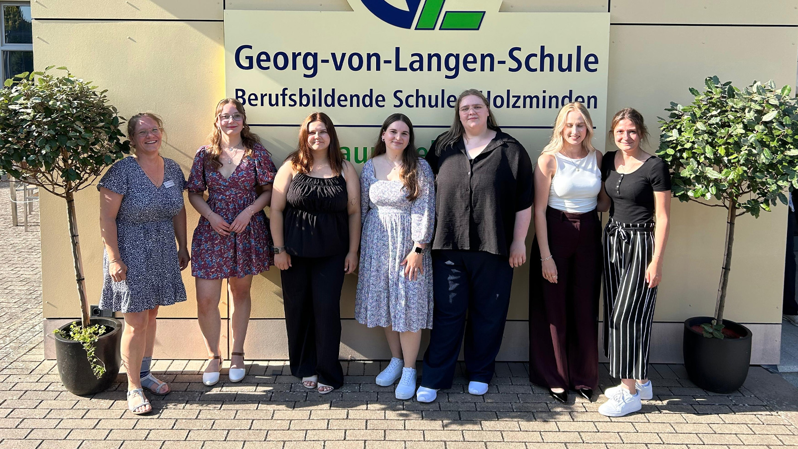 5 Staatlich anerkannte Erzieherinnen und Erzieher der Fachschule Sozialpädagogik (Teilzeit) mit ihrer Klassenlehrerin Frau OStRin Sinja Bohnert-Janus.