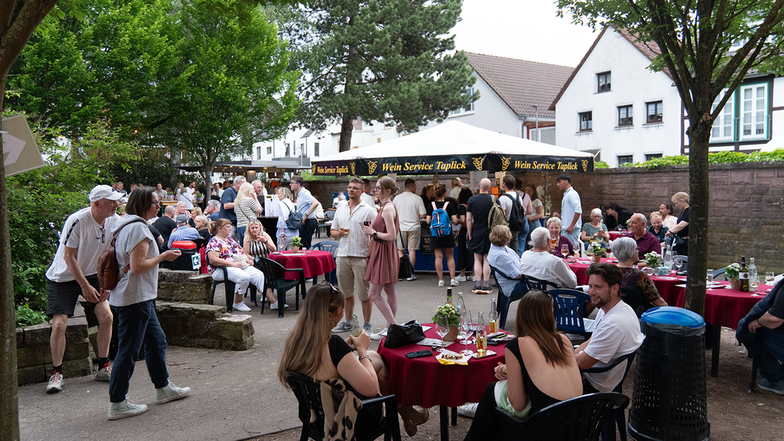 Holzmindener Weinfest lockt viele Gäste an: Sommerliche Stimmung am Samstag nach Unwetter-Auftakt