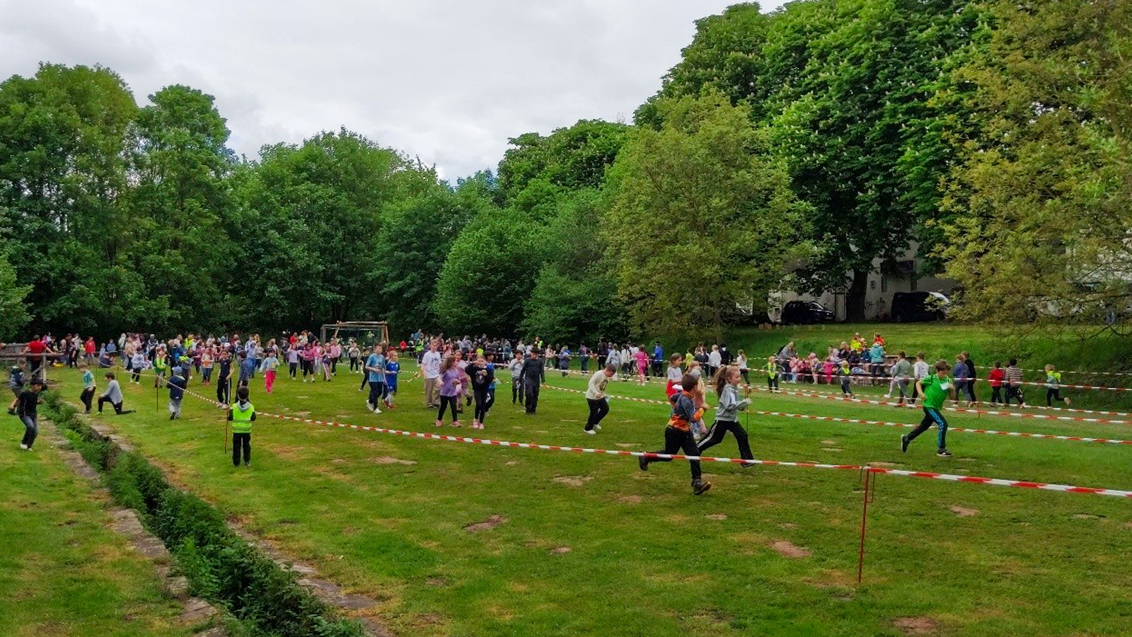 302 Kinder laufen beim Naschgarten-Marathon in Holzminden beeindruckende 9.078 Runden