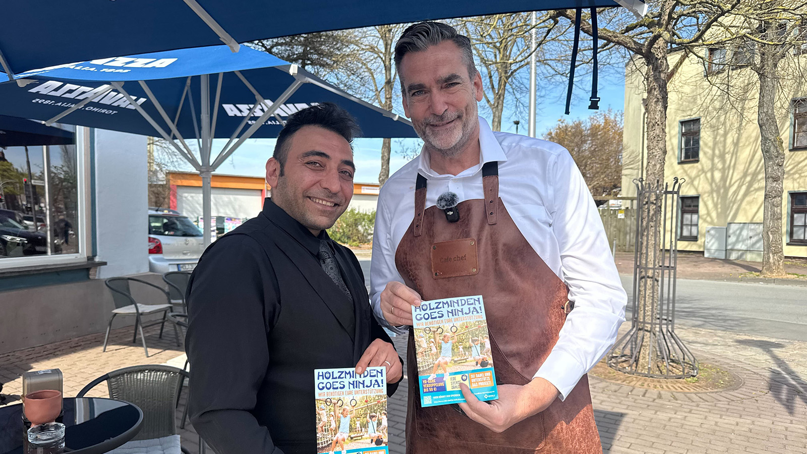 Café Chef sammelt 225 Euro für HOLinja: Bürgermeister Belke unterstützt Aktion persönlich im Café