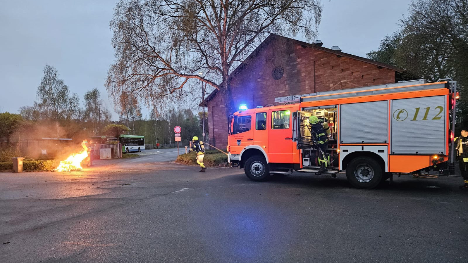 Müllcontainer-Brand am Bahnhof – Polizei nimmt Verdächtige fest