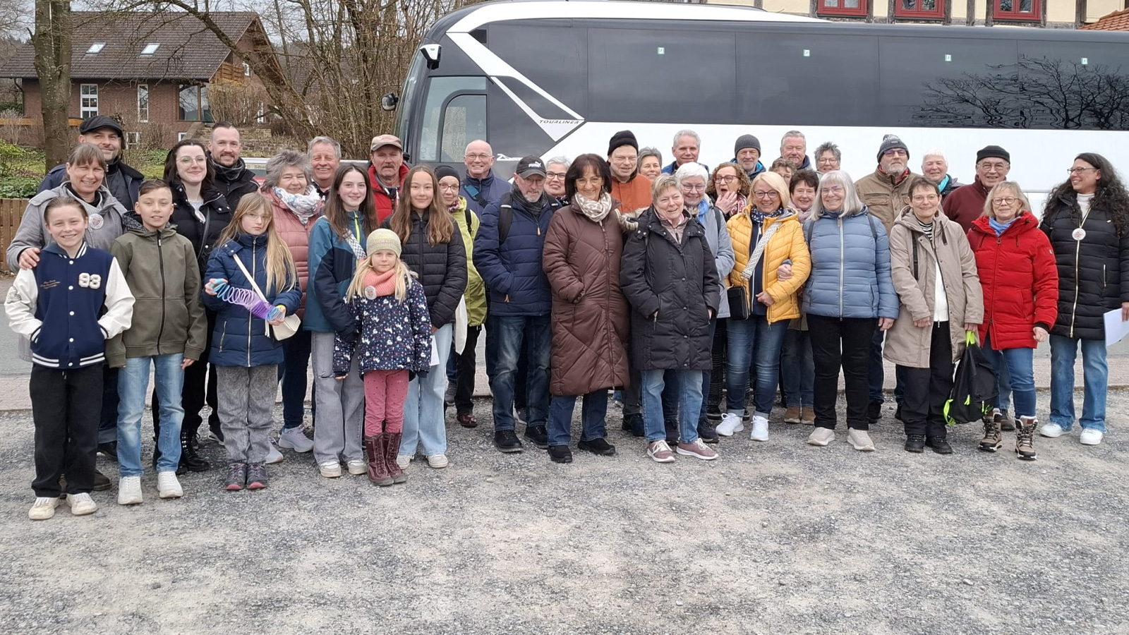Silberborn Aktiv 2.0 organisiert Busfahrt zur Lasershow „Hermannsdenkmal leuchtet“ mit 40 Teilnehmenden