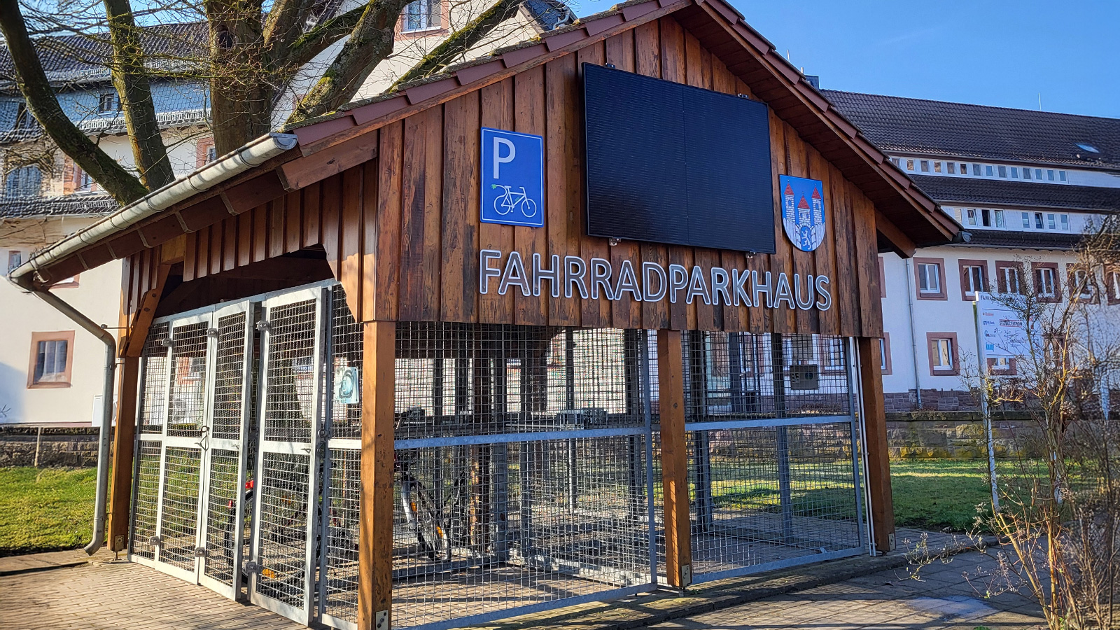 Stadt Holzminden modernisiert Fahrradparkhaus am Weserhotel – Neue E-Ladepunkte installiert