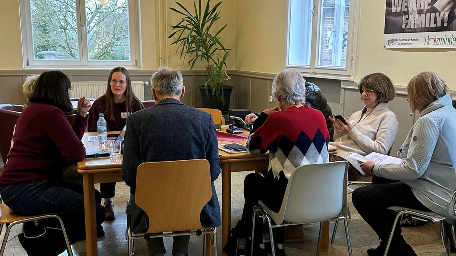 HAWK und drehscheibe veranstalten Medientag für Seniorinnen und Senioren mit praxisnahen Digitalangeboten