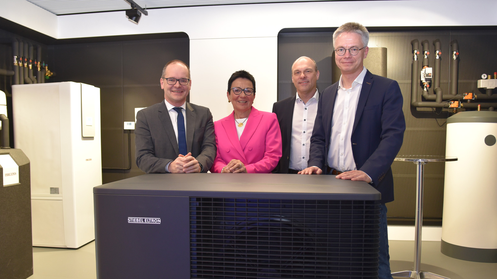 Wirtschaftsminister Grant Hendrik Tonne zu Besuch bei Stiebel Eltron