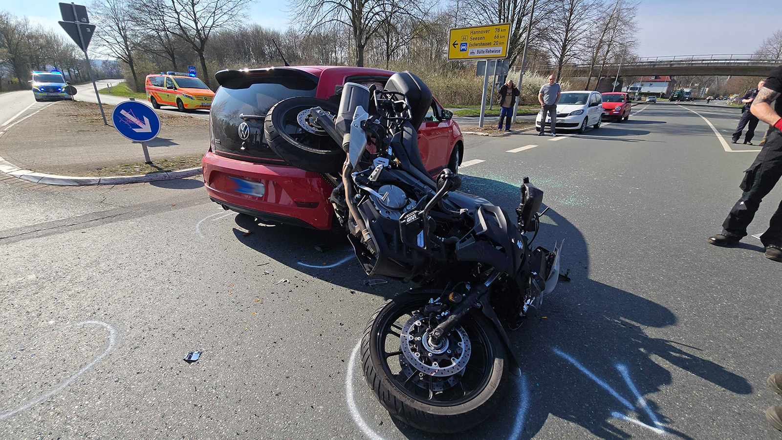 Schwerer Unfall zwischen Stahle und Holzminden: Motorradfahrer per Rettungshubschrauber ins Krankenhaus
