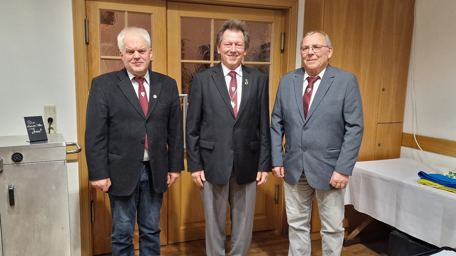 Die für 40-jährige Mitgliedschaft geehrten Kameraden Frank Brien und Peter Wieduwilt mit dem 2. Vorsitzenden Detlef Warnecke.