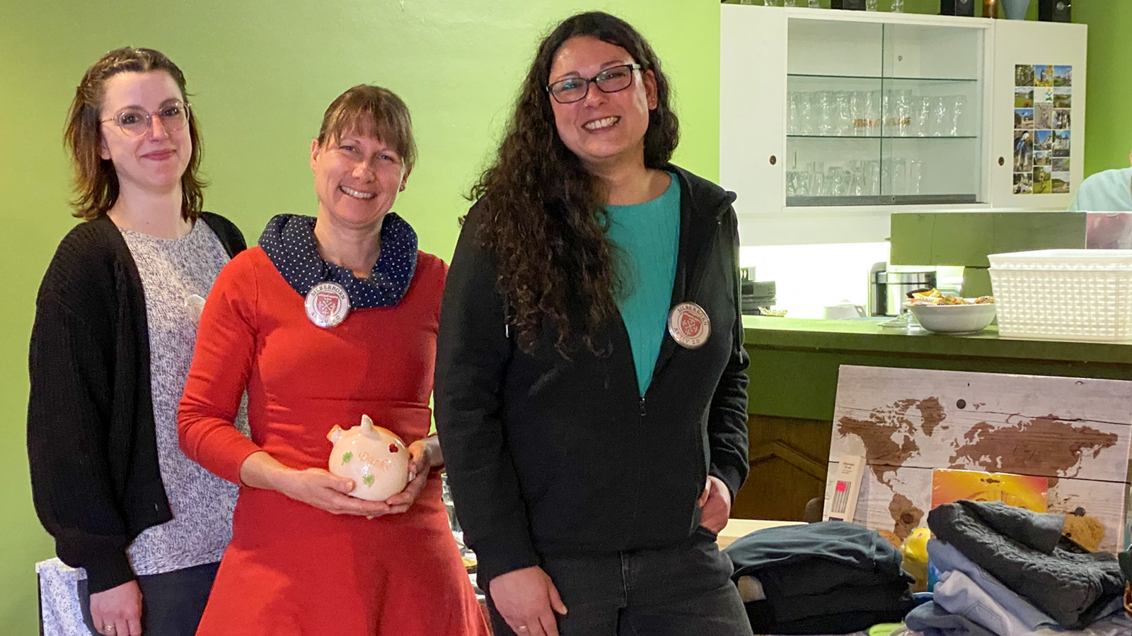 Volle Stände, volle Taschen: 1-Euro-Flohmarkt in Neuhaus begeistert Händler und Publikum