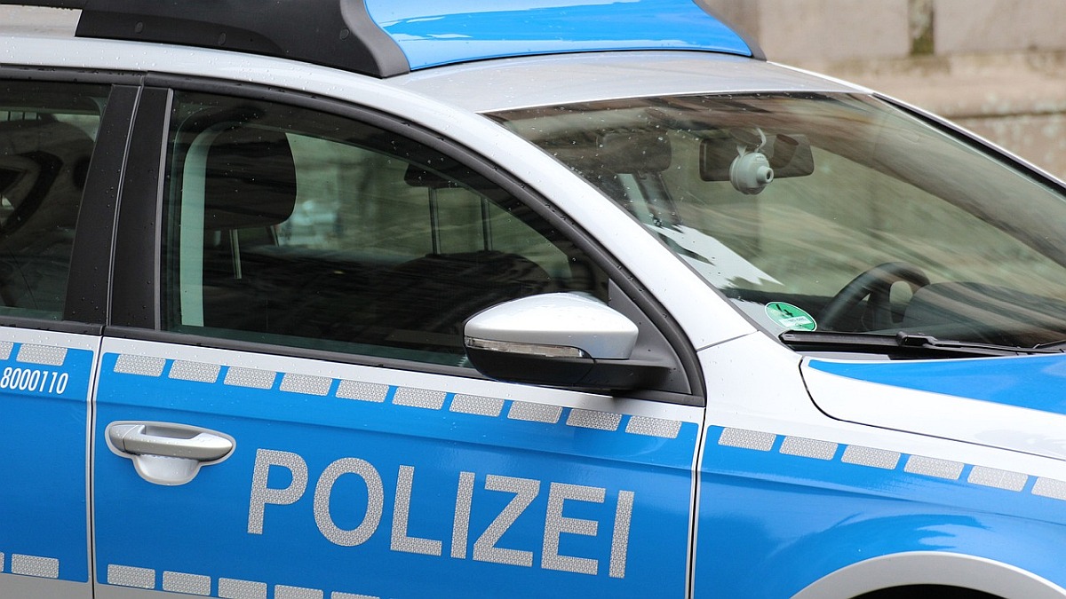 Unfall auf „Bültekreuzung“ in Holzminden: Zwei Menschen verletzt – Polizei sucht Zeugen